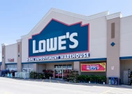 Lowe's公司持续增长，但面临当前的市场挑战