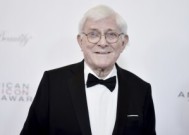 菲尔·多纳休(Phil Donahue)去世，他的日间脱口秀开创了一种不可磨灭的电视类型。