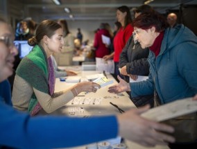 立陶宛人在议会选举中投票，尽管经济强劲，但许多人仍在寻求变革